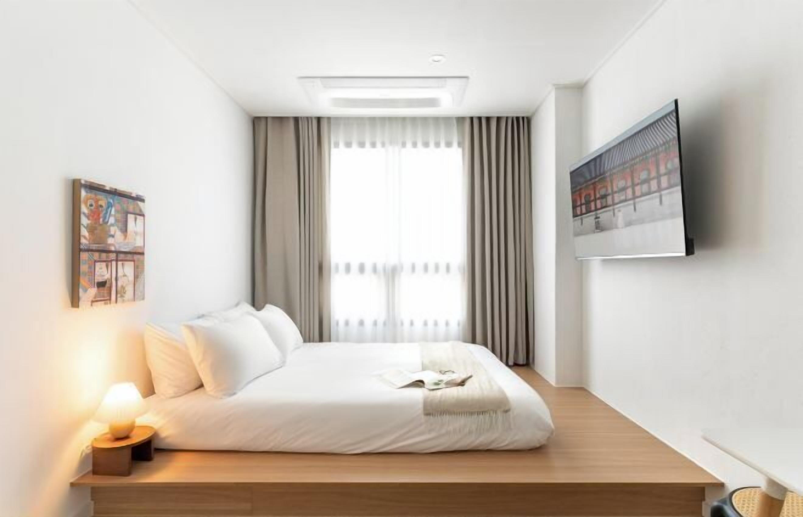 Cortinas blackout, insonorización, wifi gratis y ropa de cama 