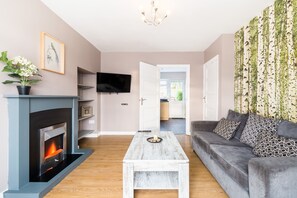 TV, fireplace - Quinton Essentials house (Quinton)