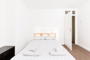 2 bedrooms, Internet, bed sheets - Quinton Essentials house (Quinton)