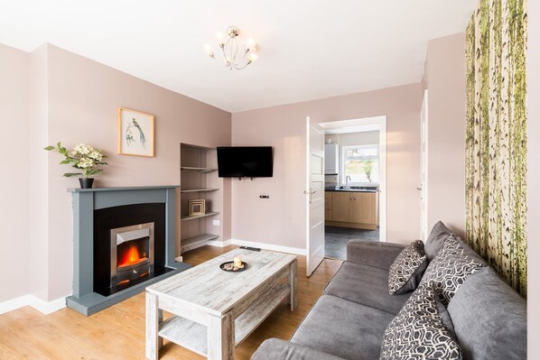 TV, fireplace - Quinton Essentials house (Quinton)