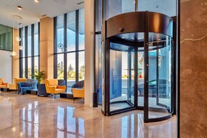 Coin salon dans le hall
