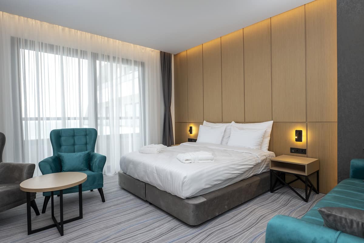 1 bedroom, in-room safe, desk, soundproofing