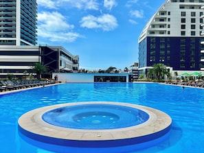 Piscine intérieure, piscine extérieure en saison