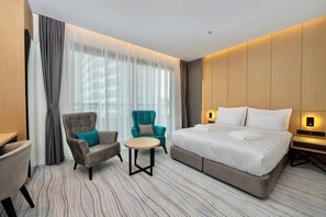 Värdeförvaringsskåp på rummet, skrivbord och arbetsyta för laptop