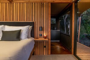 1 bedroom, desk, iron/ironing board, free WiFi - The Enchanted Retreat | Glamping Tent (Havelock North)