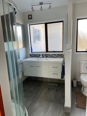Dusche, Haartrockner, Handtücher, Seife
