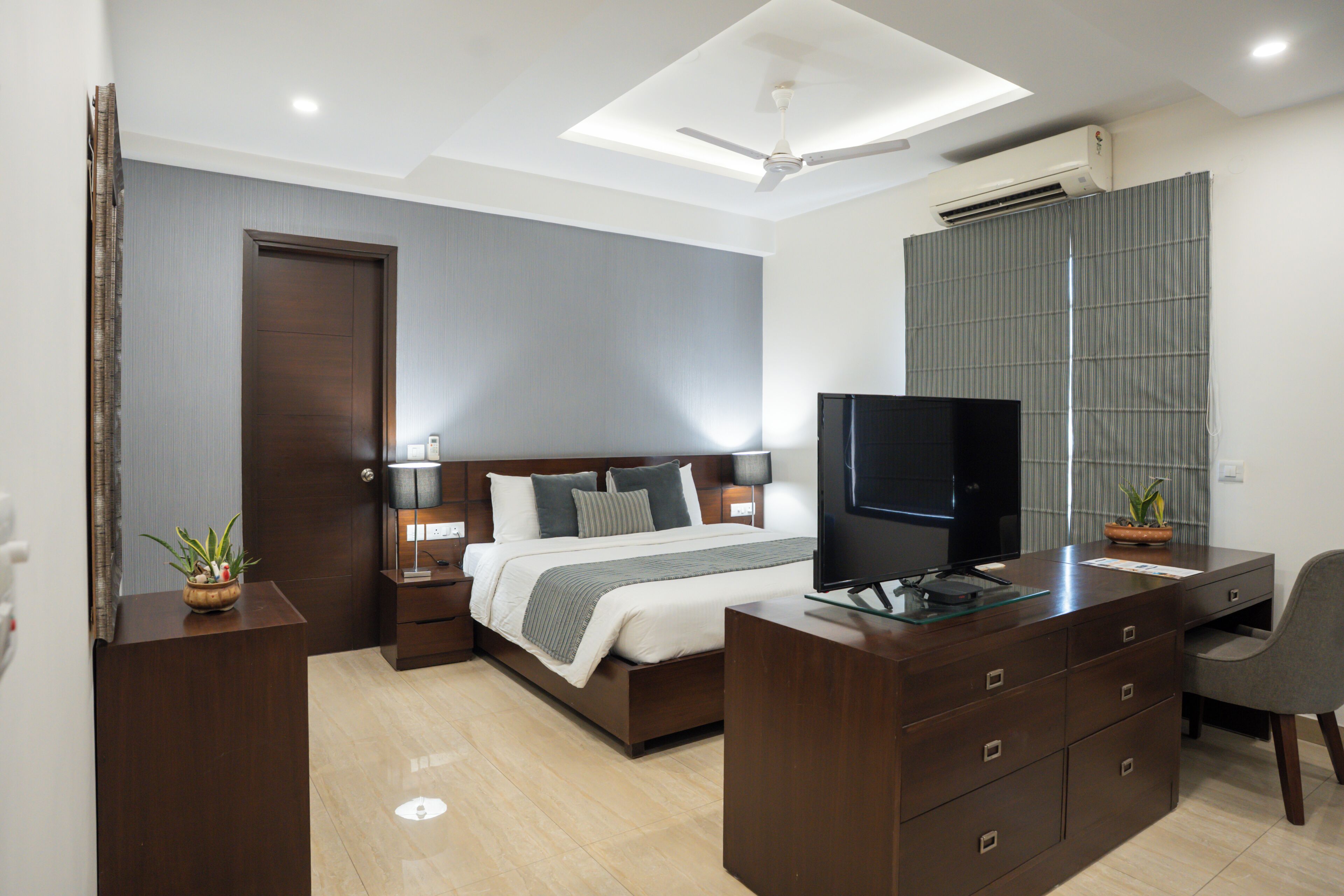 Suite | In-room safe, desk, laptop workspace, blackout drapes