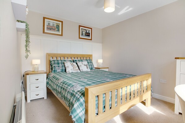 Apartment, 1 King Bed with Sofa bed | 1 bedroom, iron/ironing board, free WiFi, bed sheets