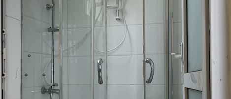 Quarto casal urbano | Banheiro | Banheira de imersão, ducha de hidromassagem, produtos de toalete grátis