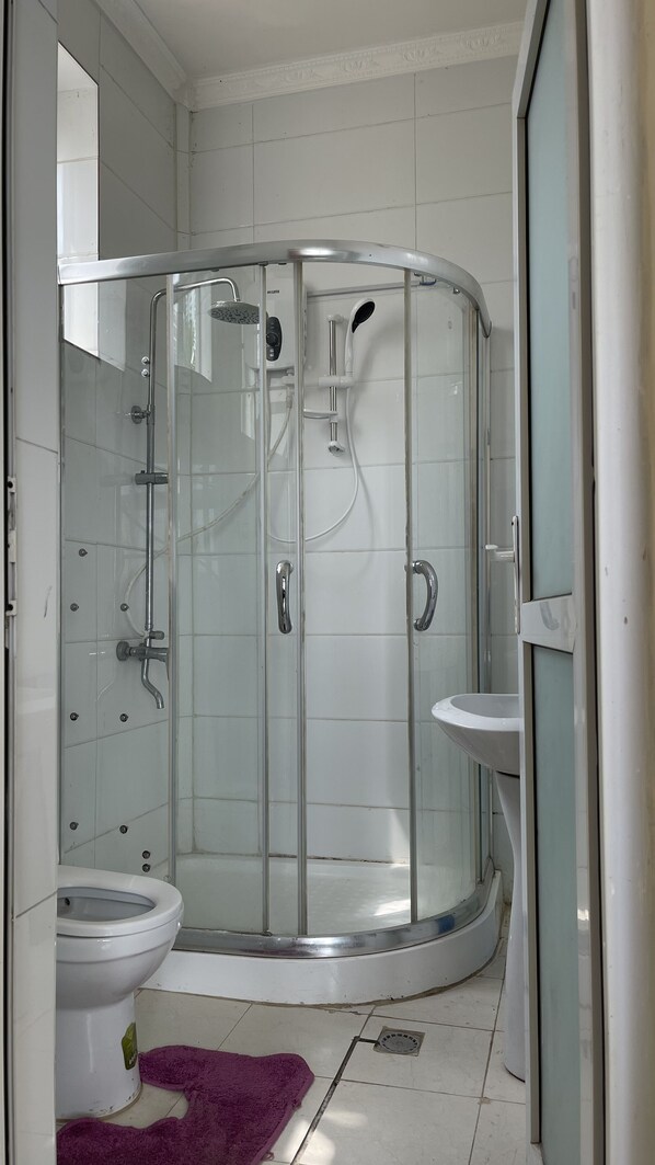City Double Room | Bathroom | Deep soaking tub, hydromassage showerhead, free toiletries, hair dryer