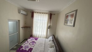 Quarto casal urbano | Escrivaninha, espaço de trabalho para notebook, Wi-Fi de cortesia