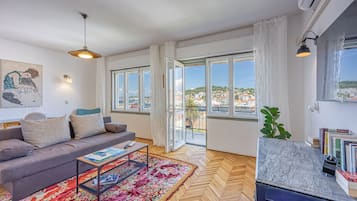 Standard-Apartment, 2 Schlafzimmer, 2 Bäder (Enolabee Harbour View Apartment) | Wohnbereich | Fernseher