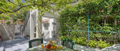 สแตนดาร์ดอพาร์ทเมนท์, 2 ห้องนอน, 2 ห้องน้ำ (Enolabee Harbour View Apartment) | รับประทานอาหารกลางแจ้ง