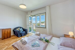 Standard-Apartment, Mehrere Schlafzimmer, 2 Bäder (Enolabee Harbour View Apartment) | 2 Schlafzimmer, Schreibtisch, laptopgeeigneter Arbeitsplatz