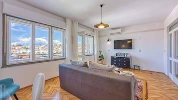 Standard-Apartment, 2 Schlafzimmer, 2 Bäder (Enolabee Harbour View Apartment) | Wohnbereich | Fernseher