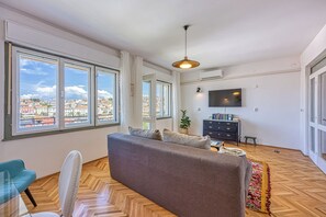 Standard-Apartment, Mehrere Schlafzimmer, 2 Bäder (Enolabee Harbour View Apartment) | Wohnbereich | 21-Zoll-Flachbildfernseher mit Satellitenempfang, Fernseher