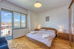 2 habitaciones, escritorio y espacio para trabajar con laptop