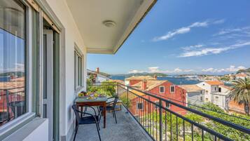 Standard-Apartment, 2 Schlafzimmer, 2 Bäder (Enolabee Harbour View Apartment) | Speisen im Freien