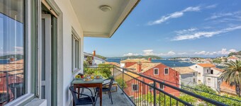 Enolabee Harbour View Apartment