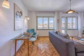 Standard-Apartment, Mehrere Schlafzimmer, 2 Bäder (Enolabee Harbour View Apartment) | Wohnbereich | 21-Zoll-Flachbildfernseher mit Satellitenempfang, Fernseher