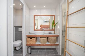 Bañera, secador de pelo y toallas