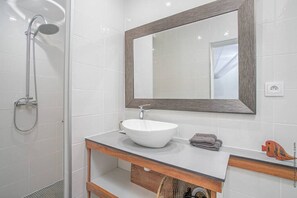 Bathtub, hair dryer, towels