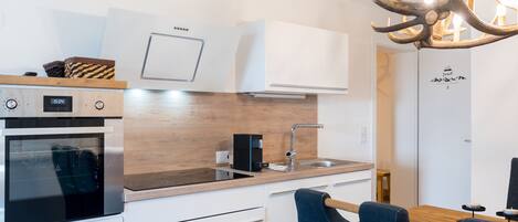 Réfrigérateur, un four, surface de cuisson, lave-vaisselle