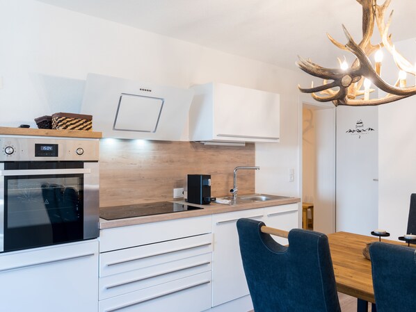 Kühlschrank, Ofen, Herdplatte, Geschirrspüler