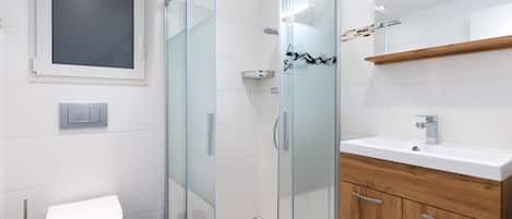 Douche, séchoir à cheveux, serviettes fournies, papier de toilette