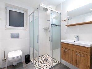 Dusche, Haartrockner, Handtücher, Toilettenpapier