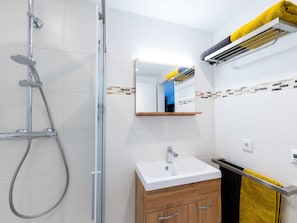 Dusche, Haartrockner, Handtücher, Toilettenpapier