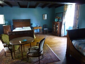 3 habitaciones y tabla de planchar con plancha 