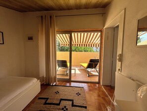 3 bedrooms, desk, iron/ironing board, travel crib
