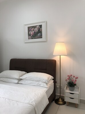 3 chambres, bureau, fer et planche à repasser, accès au Wi-Fi (inclus)
