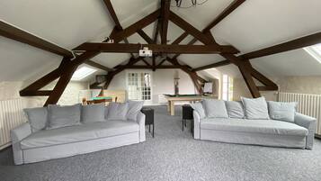 Fernseher, Bücher, Arbeitsbereiche