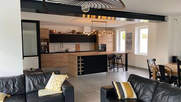 TV, bøker og kontorer