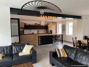 Fernseher, Bücher, Arbeitsbereiche