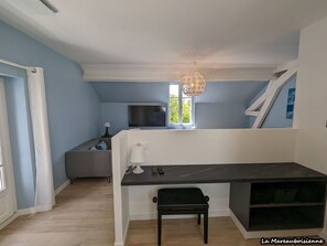 TV, livros, escritórios