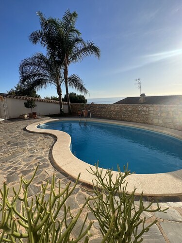 Moderne Villa mit Pool, Garten und Traumhaftem Meerblick