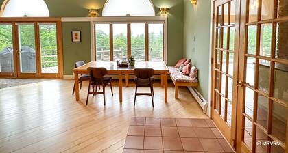 Sugarbush Vista - 4000sq. ft. Estate with Hot Tub & Mountain Views