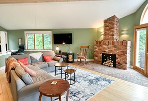 Smart TV, offices, computer monitors - Sugarbush Vista  - 4000sq. ft. Estate with Hot Tub & Mountain Views (Warren)