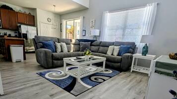 Smart TV, futbolito, libros y impresora