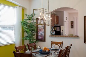 Dining - South facing pool & spa on water conservation area in gated community (Kissimmee)