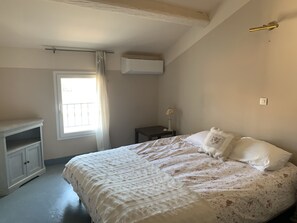 4 bedrooms, travel cot, free WiFi, bed sheets