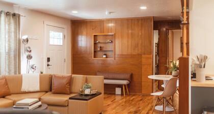 Escape to this artsy 2-bedroom MCM Guesthouse in charming Phoenix, OR. Unwind in the luxurious spa soaking tub after exploring Southern Oregon. Features high-end design for a stylish, quiet retreat.