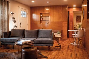 Smart TV, chimenea, oficina