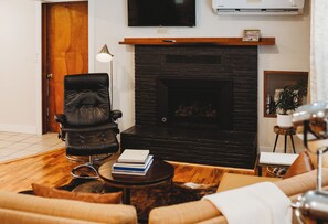 Smart TV, fireplace, offices - Escape to this artsy 2-bedroom MCM Guesthouse in charming Phoenix, OR. Unwind in the luxurious spa soaking tub after exploring Southern Oregon. Features high-end design for a stylish, quiet retreat. (Phoenix)