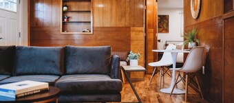 Escape to this artsy 2-bedroom MCM Guesthouse in charming Phoenix, OR. Unwind in the luxurious spa soaking tub after exploring Southern Oregon. Features high-end design for a stylish, quiet retreat.