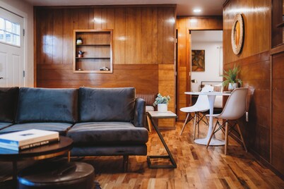 Escape to this artsy 2-bedroom MCM Guesthouse in charming Phoenix, OR. Unwind in the luxurious spa soaking tub after exploring Southern Oregon. Features high-end design for a stylish, quiet retreat.