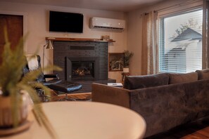 Smart TV, chimenea, oficina